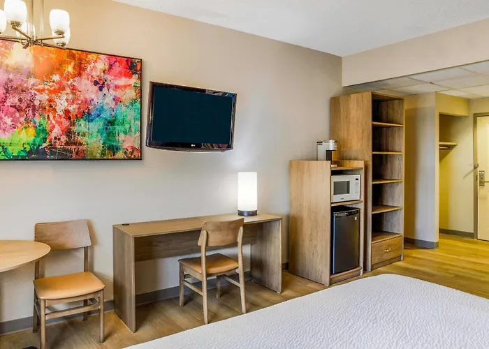 Days Inn & Suites By Wyndham West Edmonton